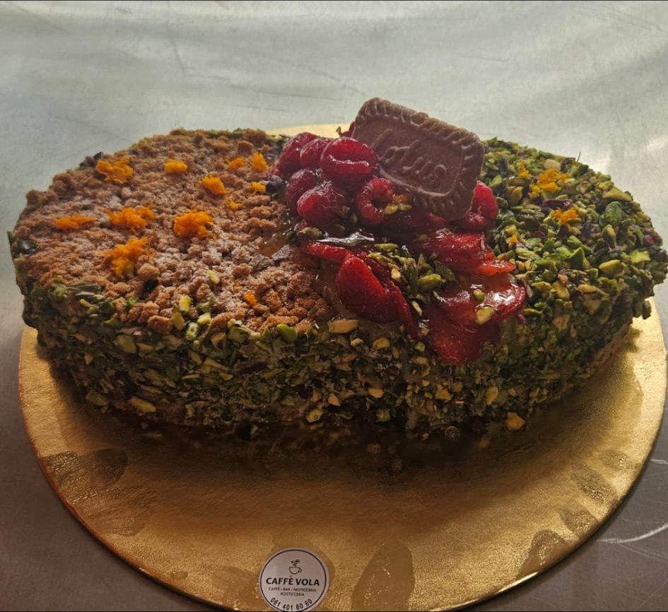 Pistazientorte mit glasierten Beeren und Lotus-Keks