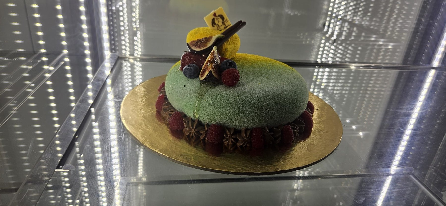 Pistazien-Mousse-Torte mit Feigen und Himbeeren