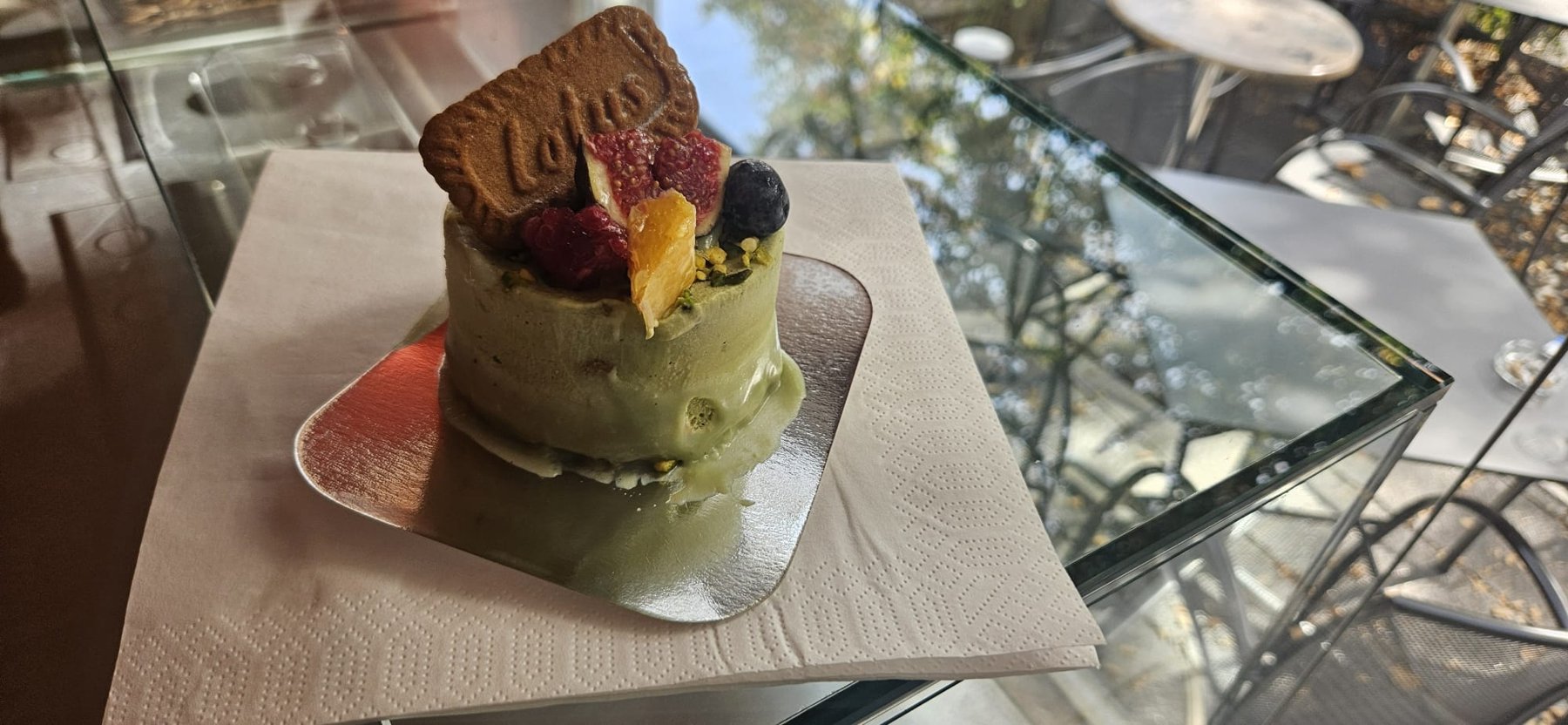 Pistazien-Minitörtchen mit Lotus-Keks und Früchten