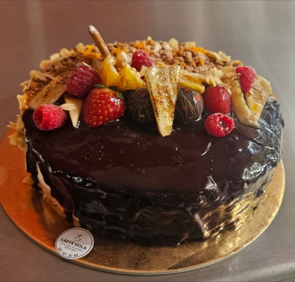 Schokoladentorte mit karamellisierten Fruchtscheiben
