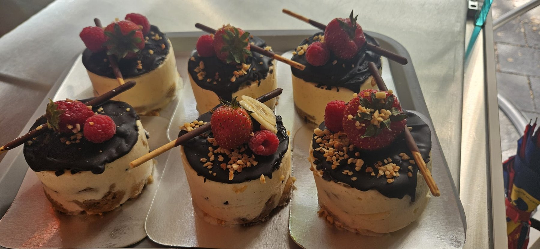 Schoko-Sahnetörtchen mit Erdbeeren und Himbeeren