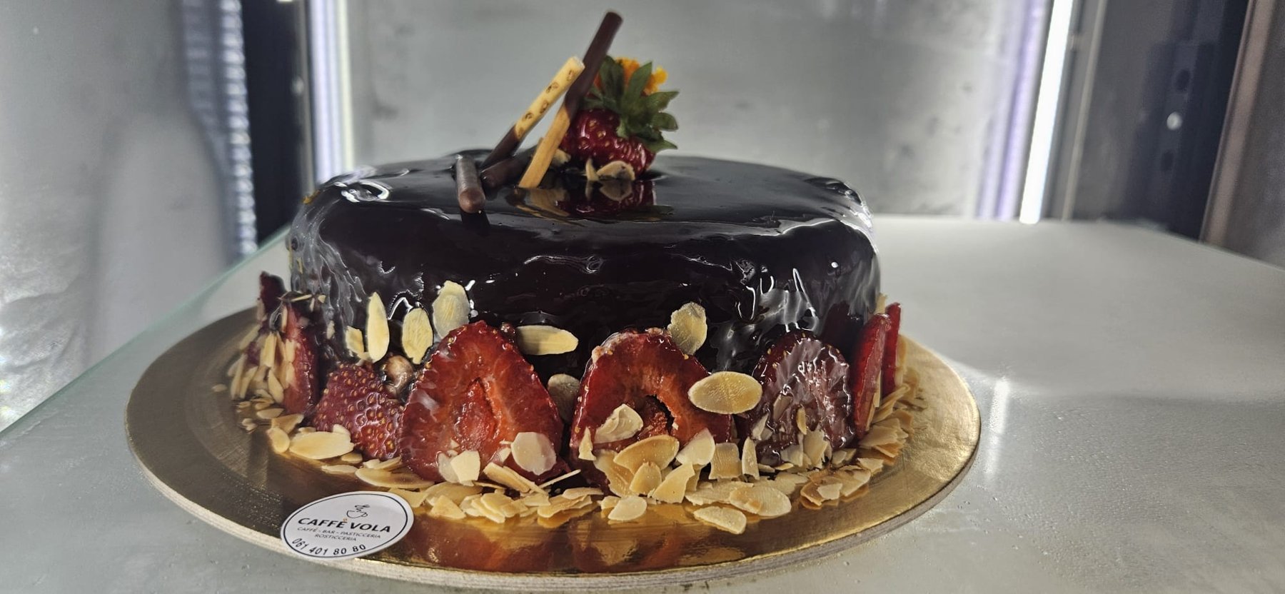 Schokoladentorte mit Mandelblättchen und Erdbeeren