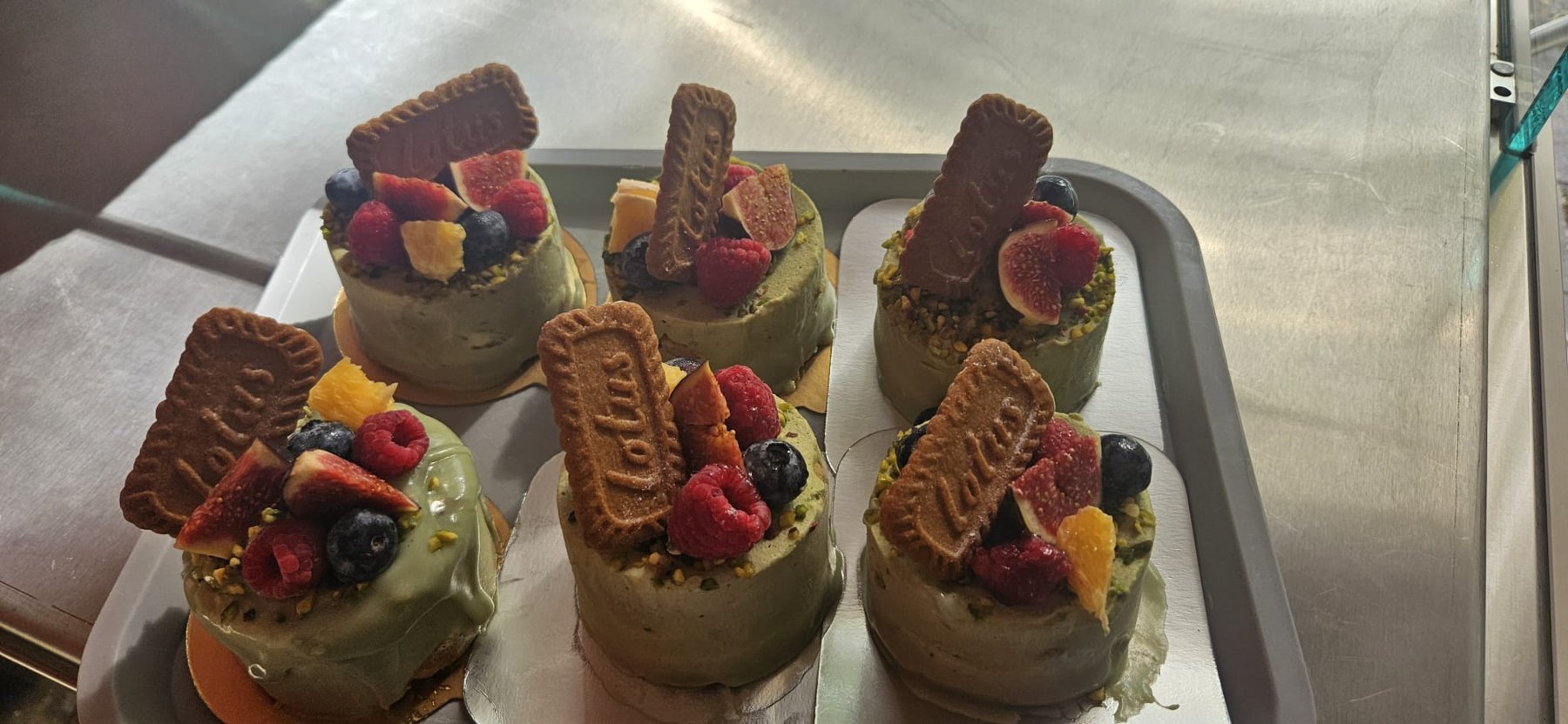 Pistazien-Törtchen mit Lotus-Keks und Beeren