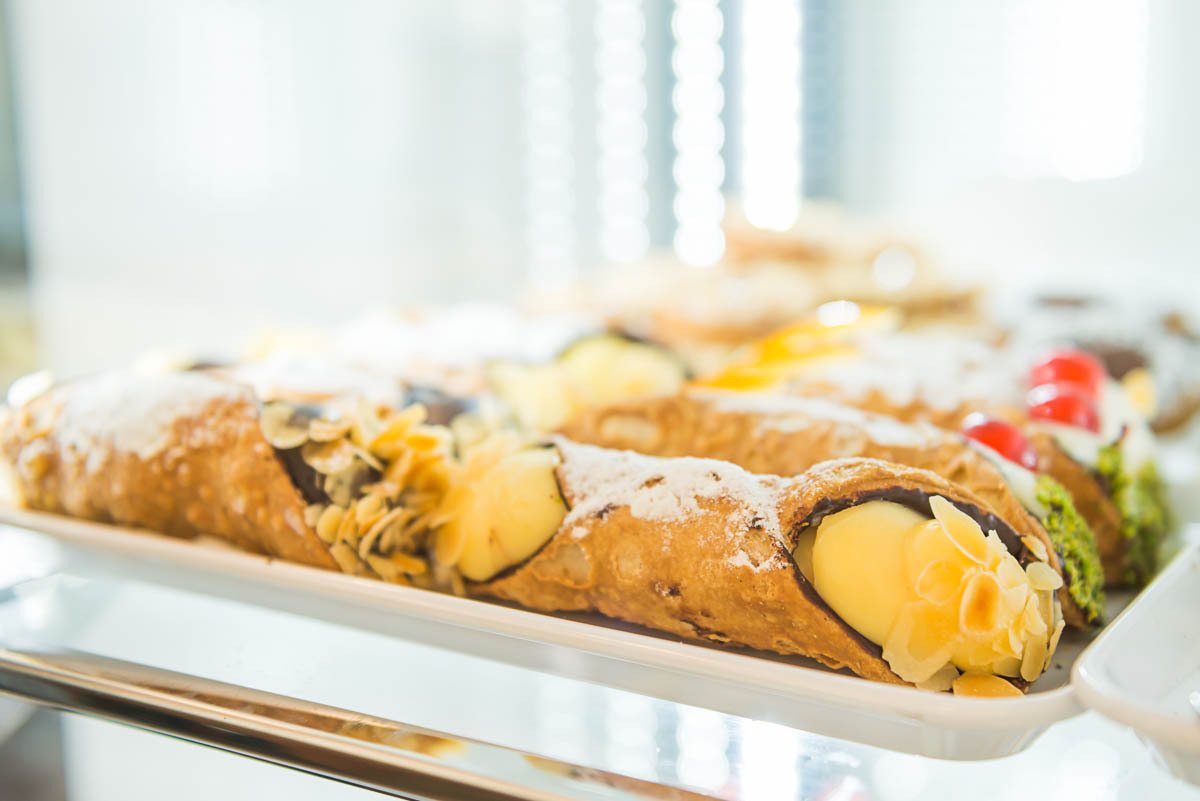 Frisch gefüllte Cannoli in der Vitrine